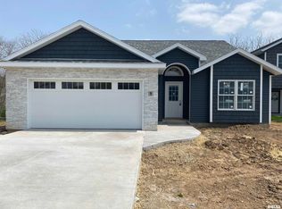 9 Welcome Center Ct, Leclaire, IA 52753