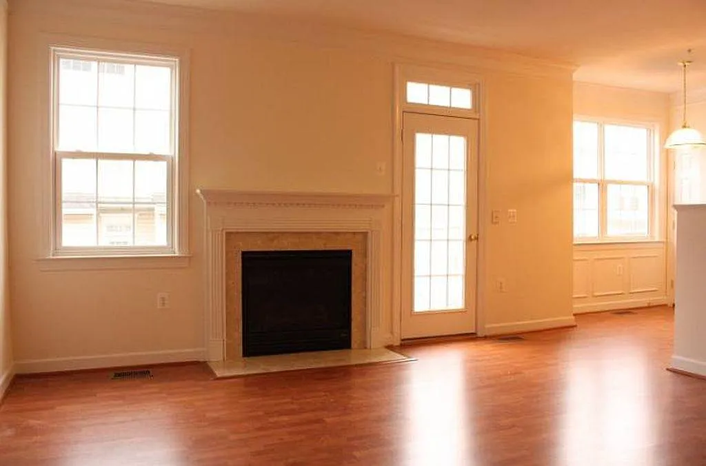 3 bed, 2.5 bath, 1700 sqft, $2,600 — Photo 2