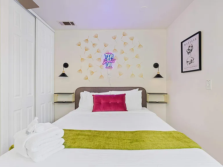 Queen Bed
Bedroom 2