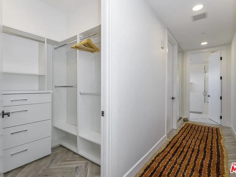 137 N Doheny Dr #4 — Photo 24