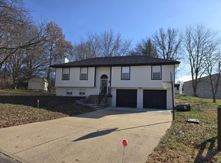 6811 Orchard St, Pleasant Valley, MO 64068