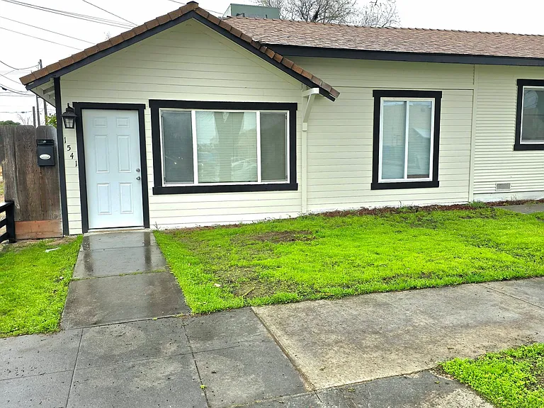 1541 Cedar Ave — Photo 1