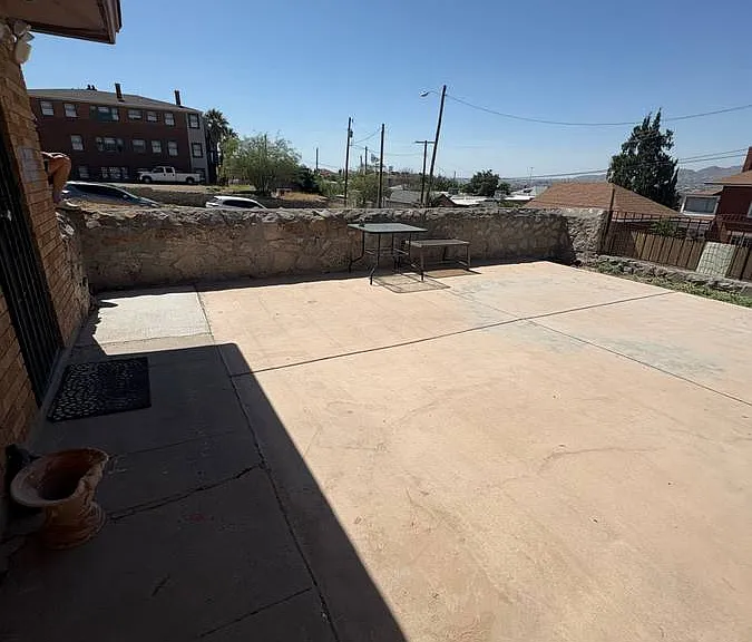 1006 W Yandell Dr — Photo 17