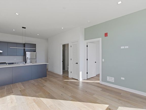 3rd image of 4513 N Clark St #411