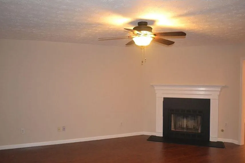 3 bed, 2.5 bath, 1956 sqft, $2,600 — Photo 4