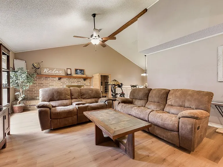 1022 Melissa Ln — Photo 4