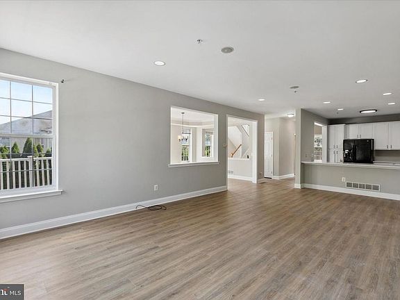 2nd image of 300 Moir Ave