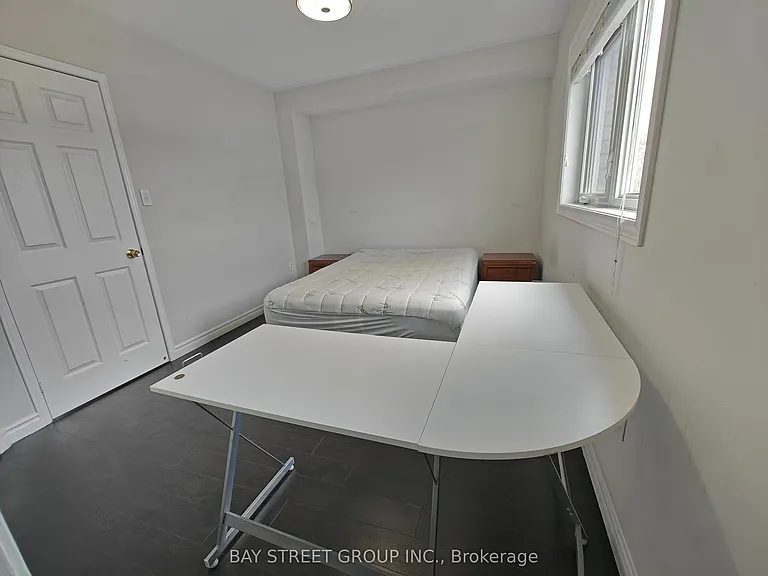 256 Glenashton Dr — Photo 14