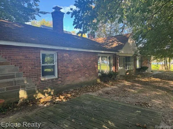10918 Hillway Dr, White Lake, MI 48386