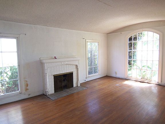 3rd image of 939 S Burnside Ave
