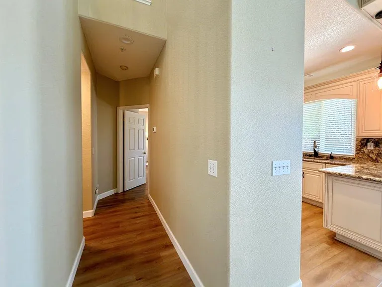 94 S Newport Dr — Photo 13