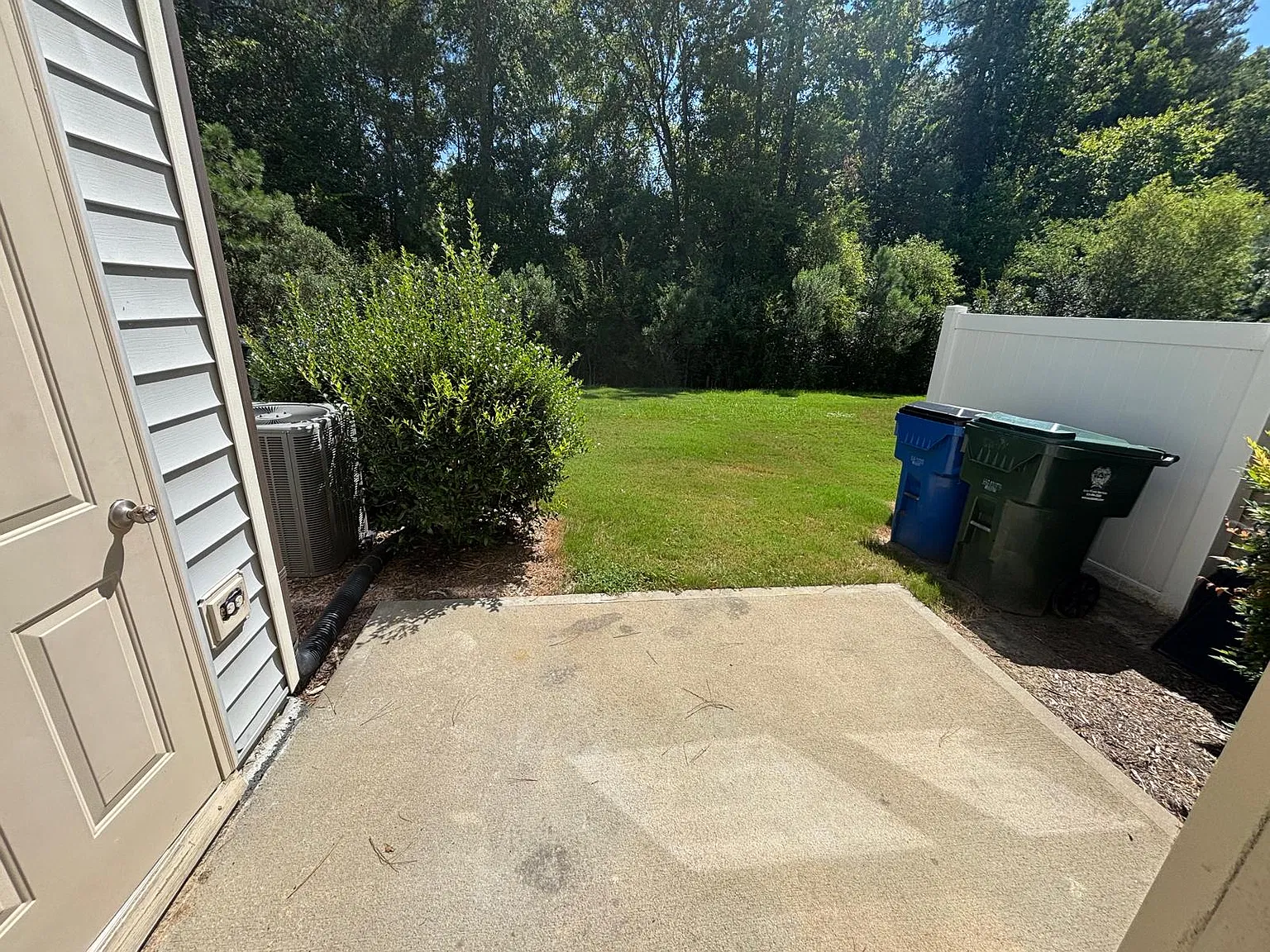 3 bed, 2.5 bath, 1613 sqft, $1,799 — Photo 3