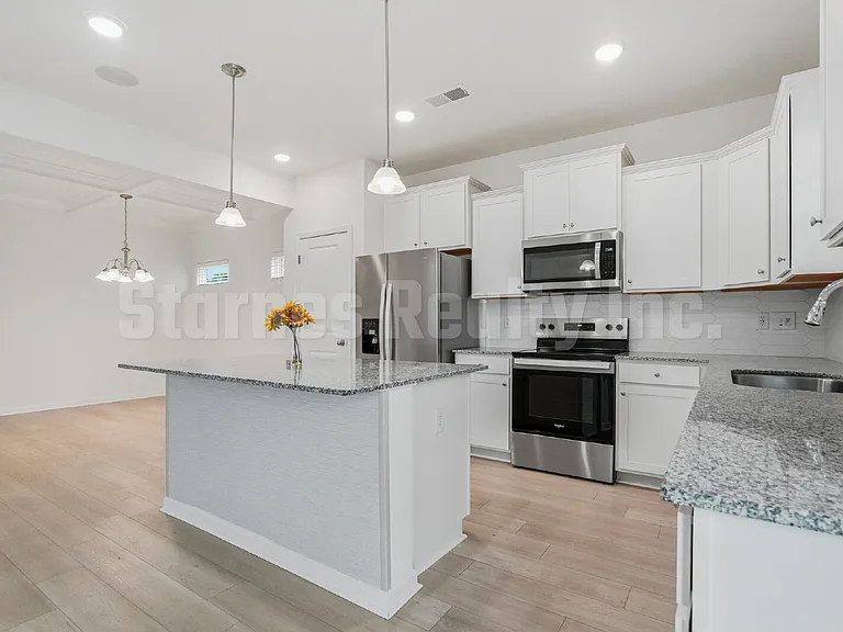 808 Pullman Loop — Photo 15