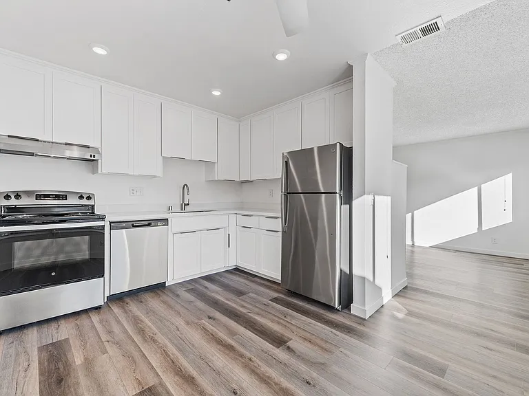 200 Hollis Ave — Photo 8
