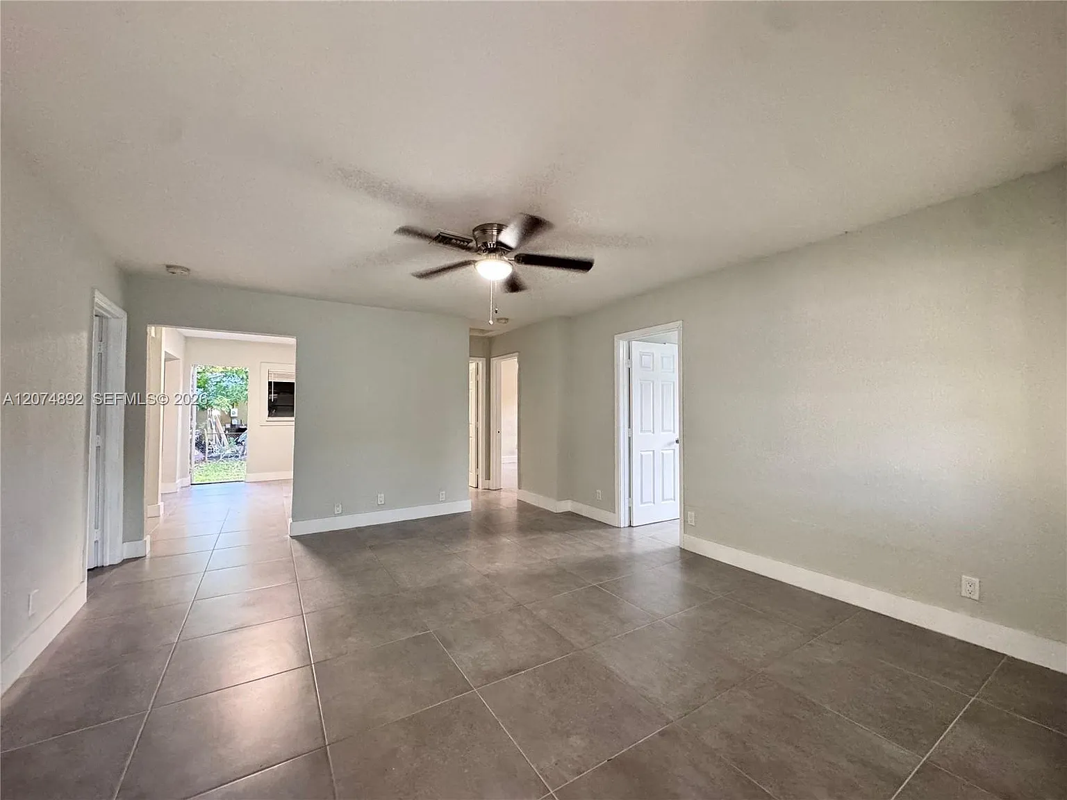 3 bed, 2.0 bath, 1206 sqft, $2,700 — Photo 4