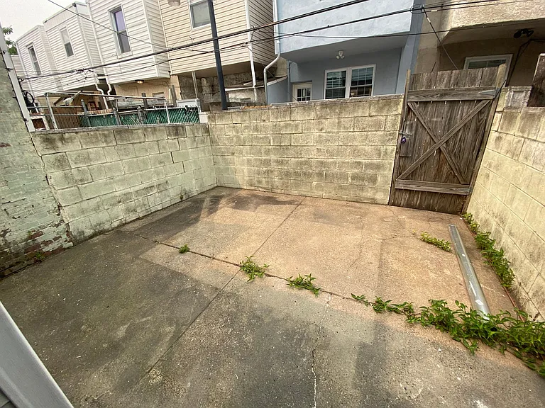 419 Jackson St — Photo 17