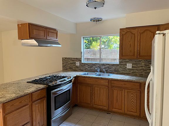 3rd image of 994 Emory Way