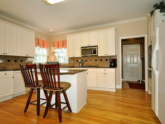 3rd image of 190 Mayfield Farms Dr