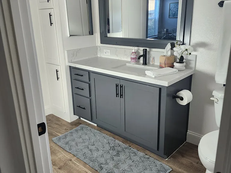 Large bathroom, plenty of storage