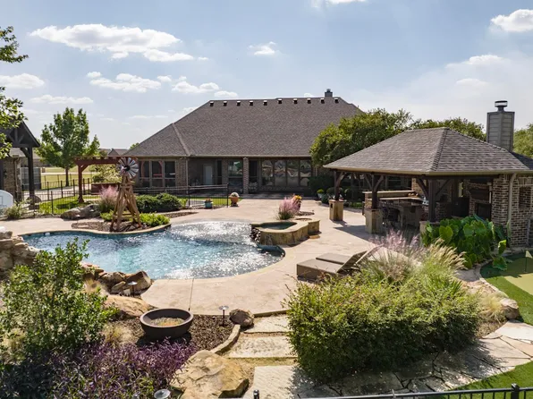 1221 E Secretariat Dr, Terrell, TX 75160