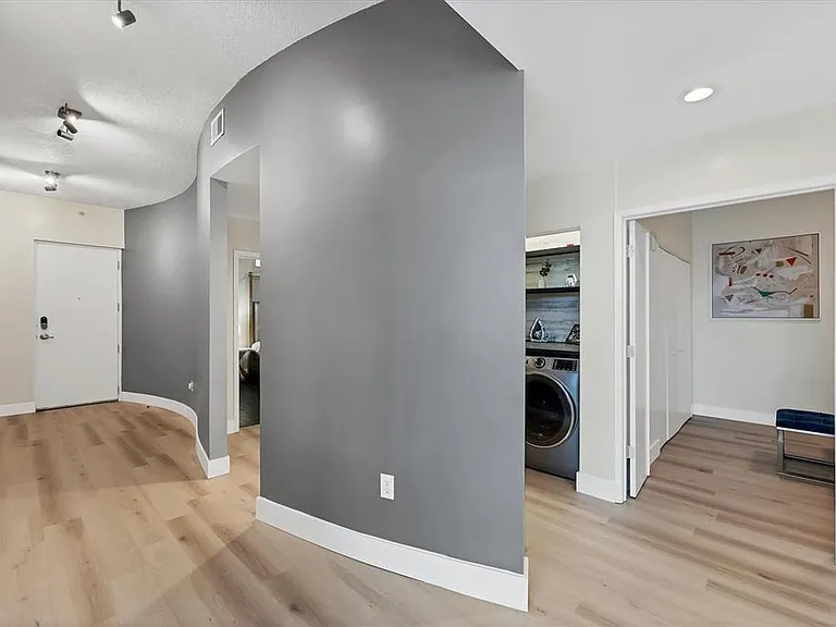 525 E Jackson St #302 — Photo 33