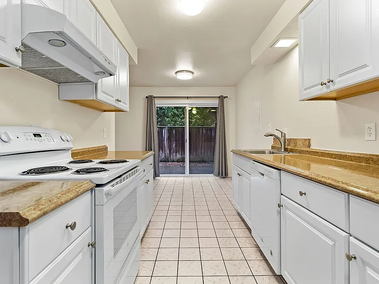 17354 SW Merlo Rd — Photo 26