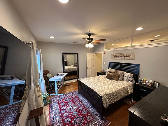 2nd image of 6-10 S Strawberry St #12