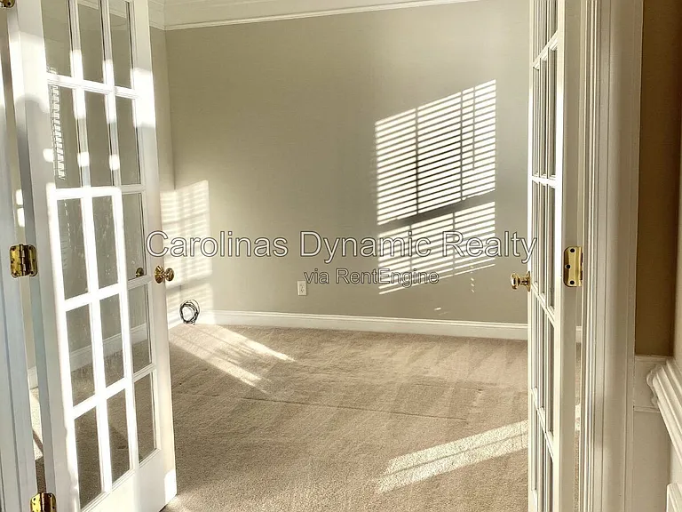 605 Queenswater Ln — Photo 4