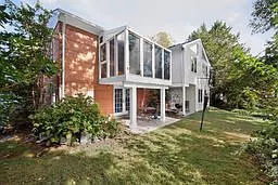 4 bedroom house with 1 car garage — Photo 2