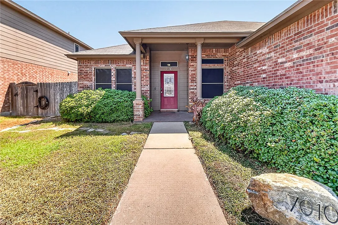 4 bed, 2038 sqft, $2,650 — Photo 2