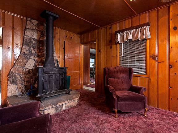 4th image of 504 Shakespeare Ln