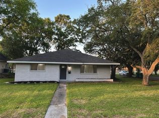 1881 Aspen Ln, Seabrook, TX 77586