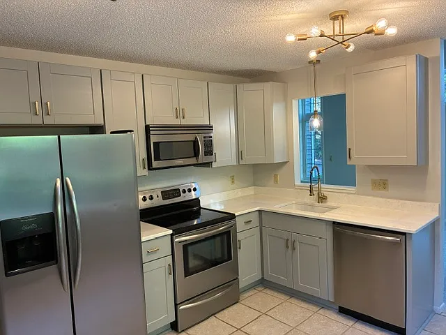 581 Mission Hills Dr — Photo 2