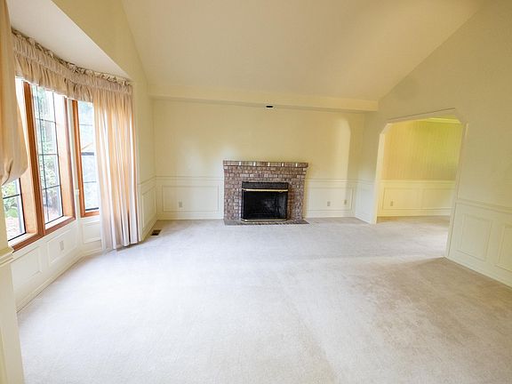 4th image of 465 Jasmine Pl NW