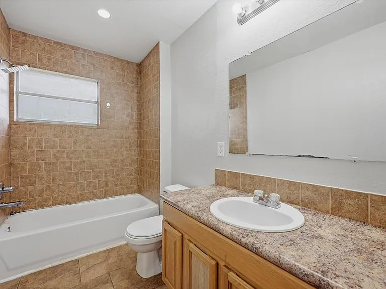 2521 N Hickory St — Photo 17