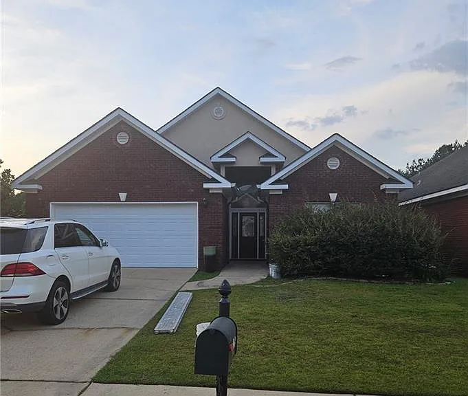 978 Weatherby St S — Photo 1