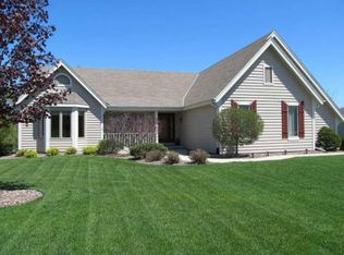 712 Two Rivers Dr, Mukwonago, WI 53149