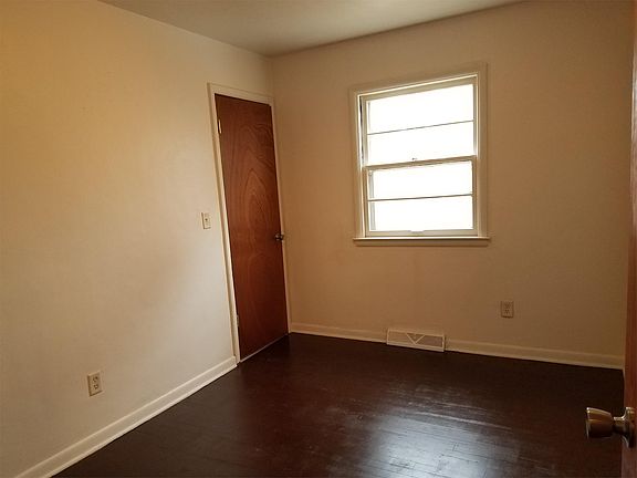 3rd image of 3216 Montrose Ave