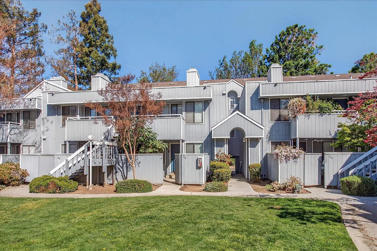 912 La Barbera Dr photo 1