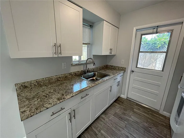 616 NE 11th Ave — Photo 11