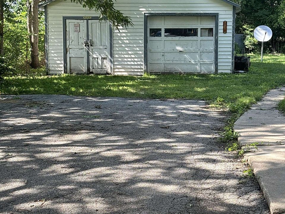 2nd image of 104 E Logan St