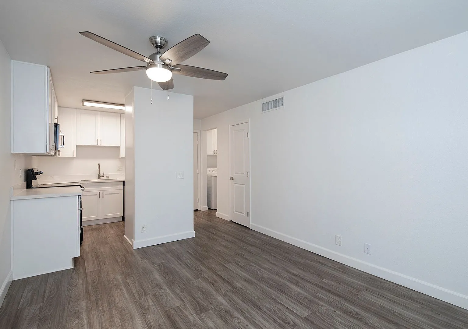 Golden Pacific Apartments — Photo 4