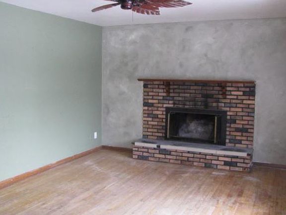 2nd image of 2464 Lorraine Ln