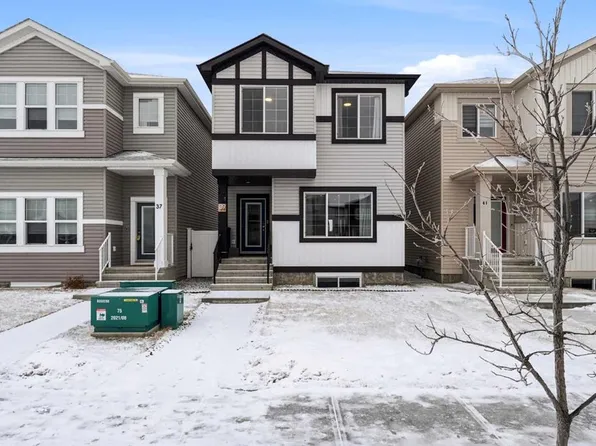 39 N Lake St, Red Deer County, AB T4E 1B9