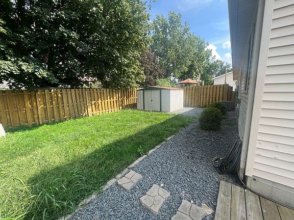 5th image of 81-83 Amherst Dr