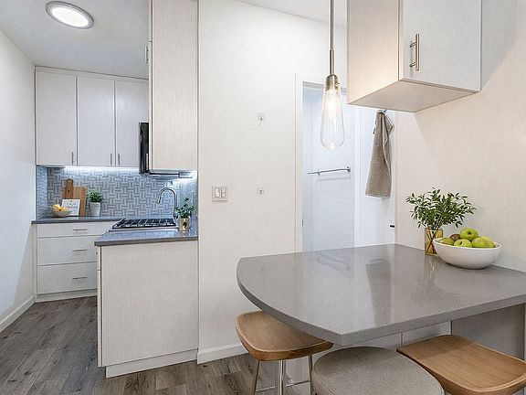 4th image of 130 W 71st St APT 1