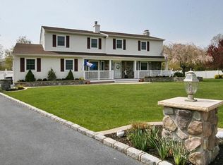 28 Paddock St, Holbrook, NY 11741