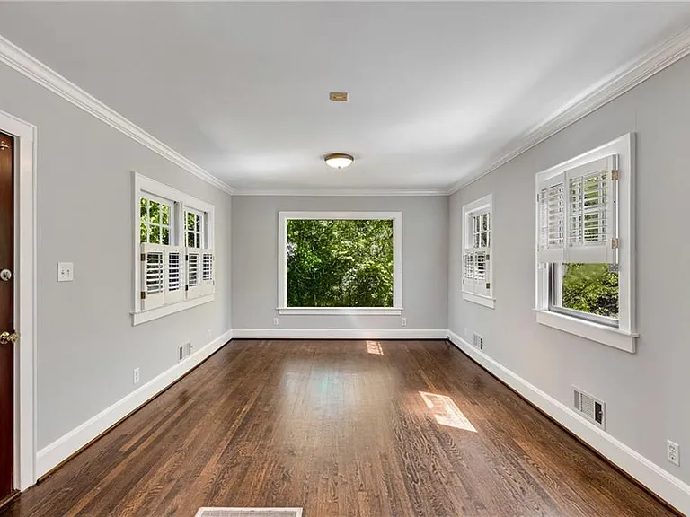 666 Yorkshire Rd NE — Photo 13