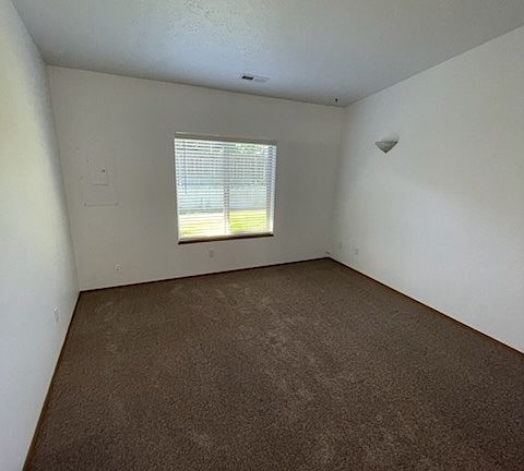 3rd image of 618 E Cozza Dr
