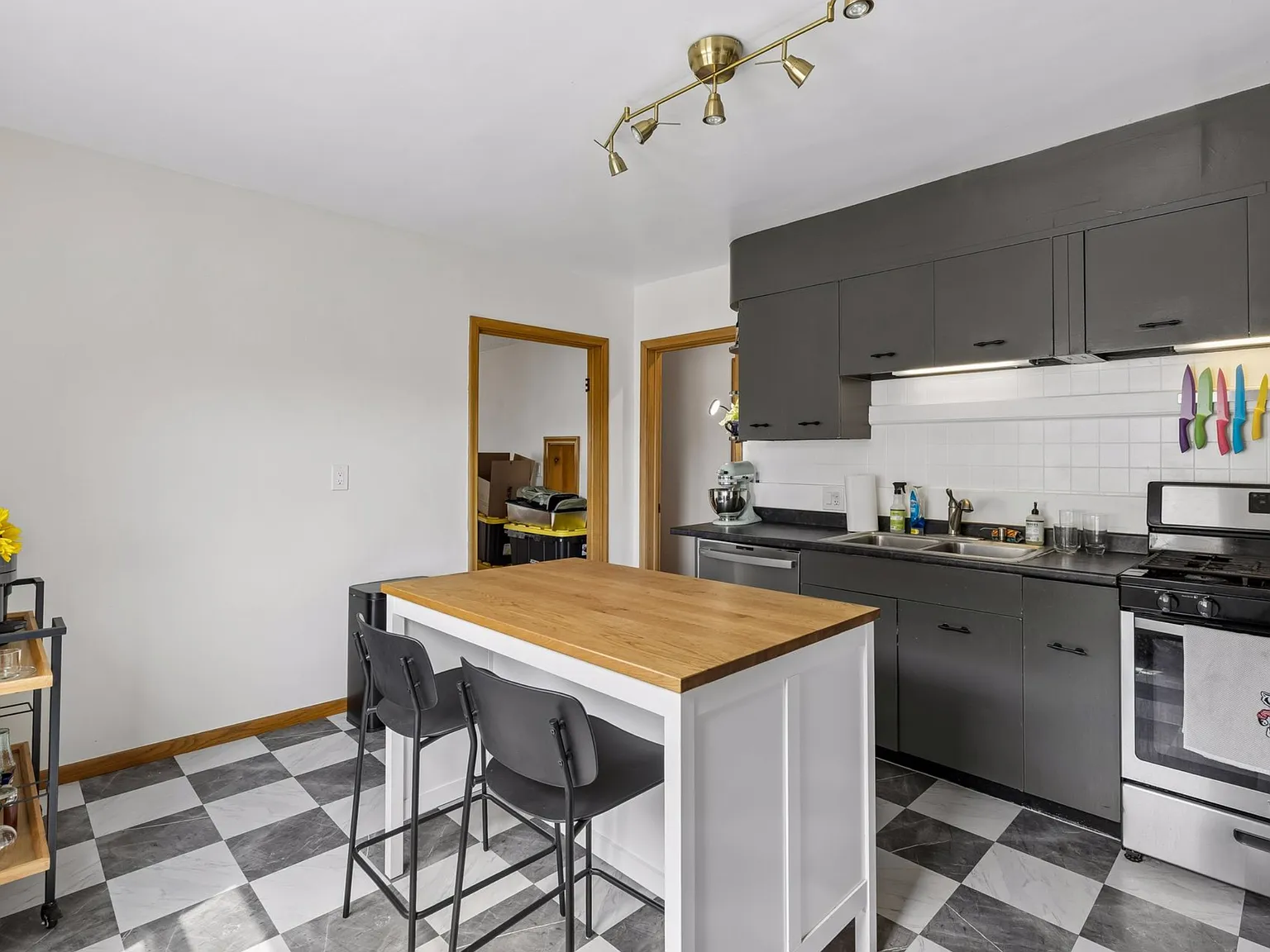 2 bed, 1300 sqft, $1,800 — Photo 4